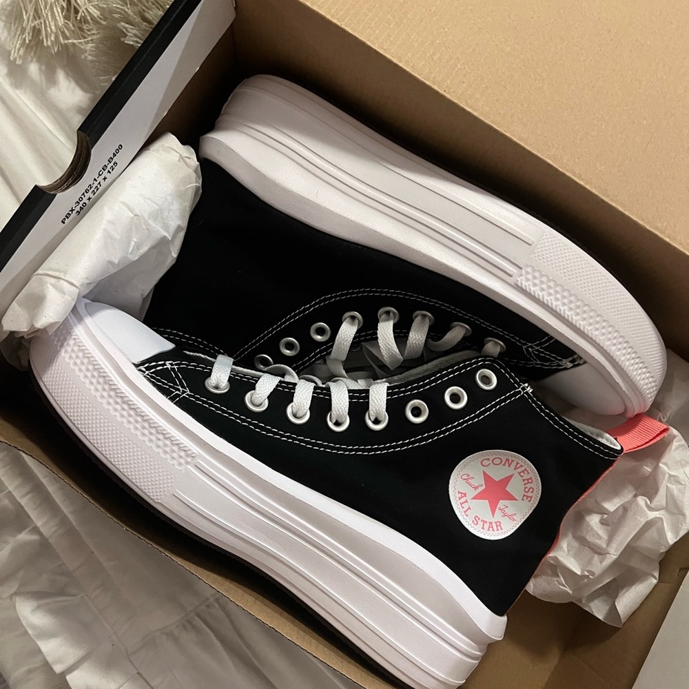 Girls size 6 converse